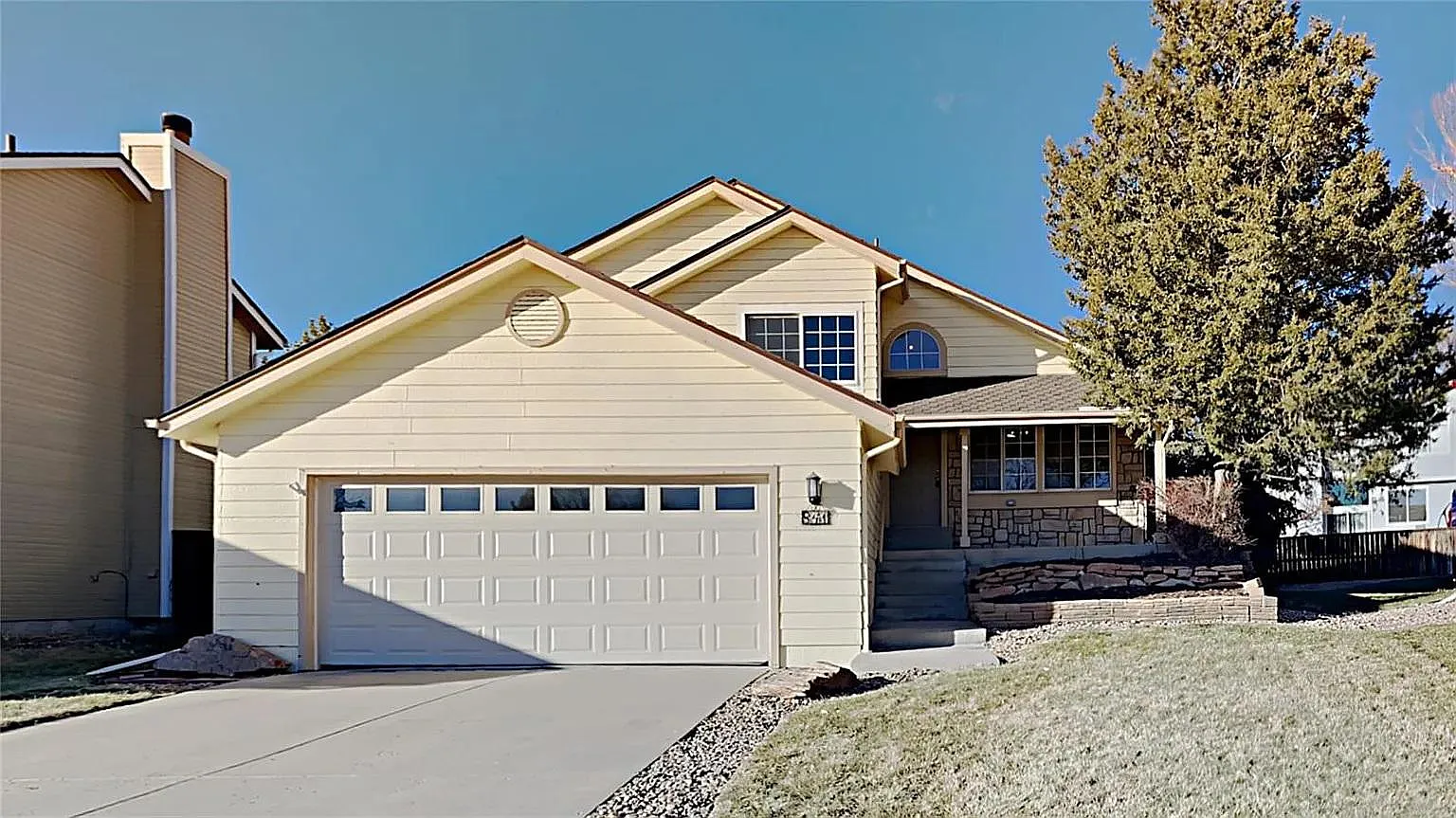 841 Thames St — Photo 1