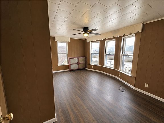 3rd image of 257 Thompson Ave