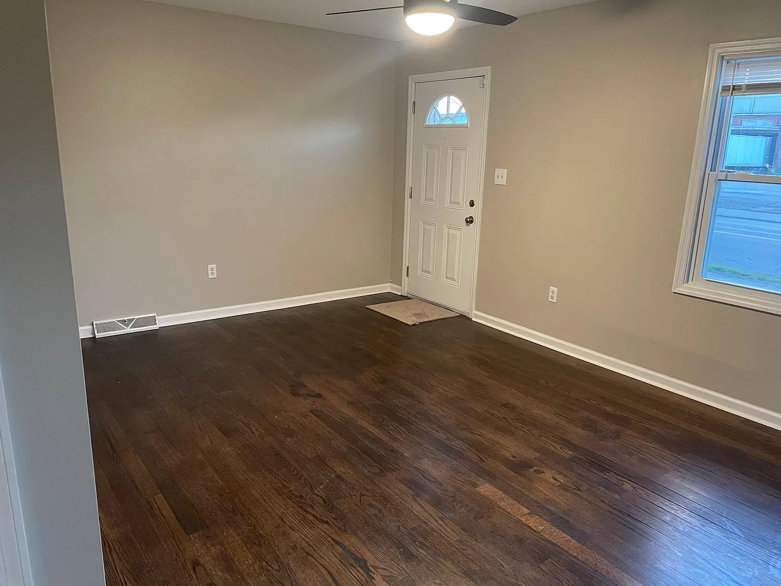 3 bed, 1008 sqft, $1,650 — Photo 2