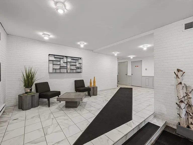 636 W Webster Ave #304 — Photo 3