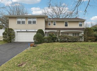192 Bengeyfield Drive, East Williston, NY 11596