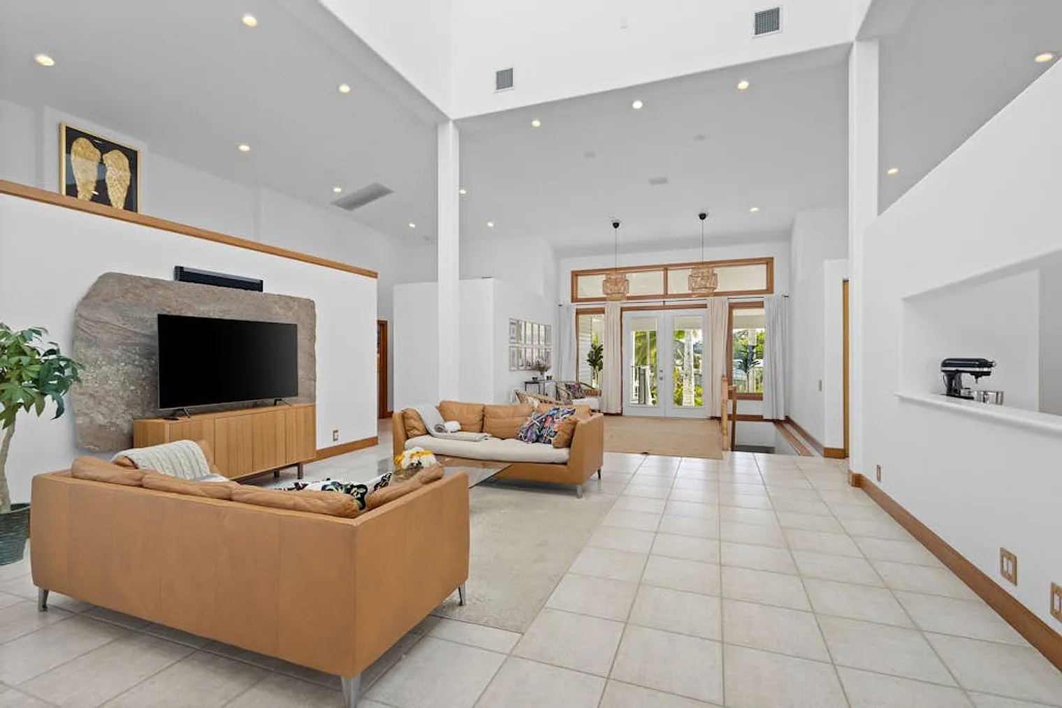 5 bed, 3.0 bath, 4596 sqft, $17,523 — Photo 3