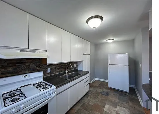 3 bed, $2,500 — Photo 2