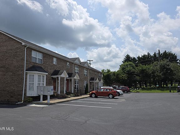 4th image of 303 Waterford Ct #303