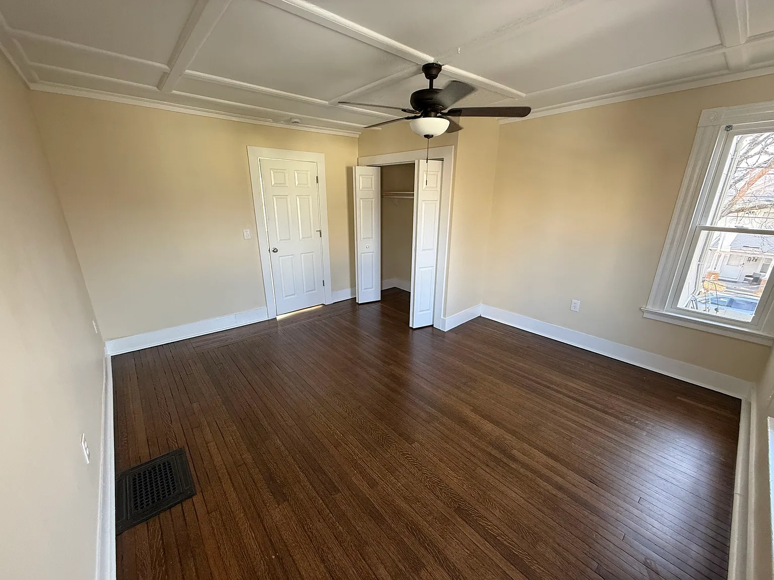 3 bed, 1000 sqft, $2,200 — Photo 3