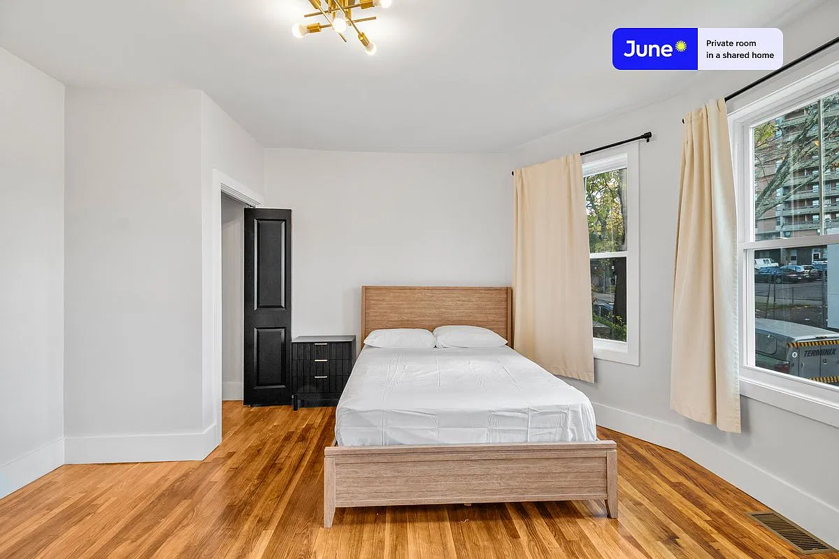 Queen bedroom in 5 bed/2 bath home in Roxbury #1901 A — Photo 2
