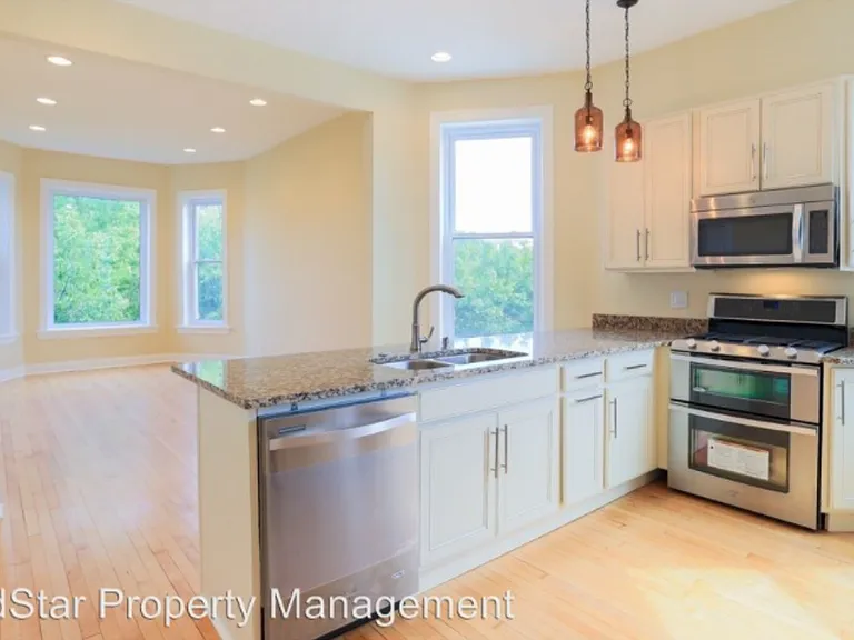 1528 N Campbell Ave — Photo 2