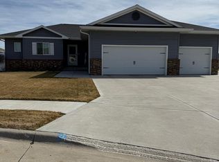 3315 Torrey Pines Pl, Grand Island, NE 68803