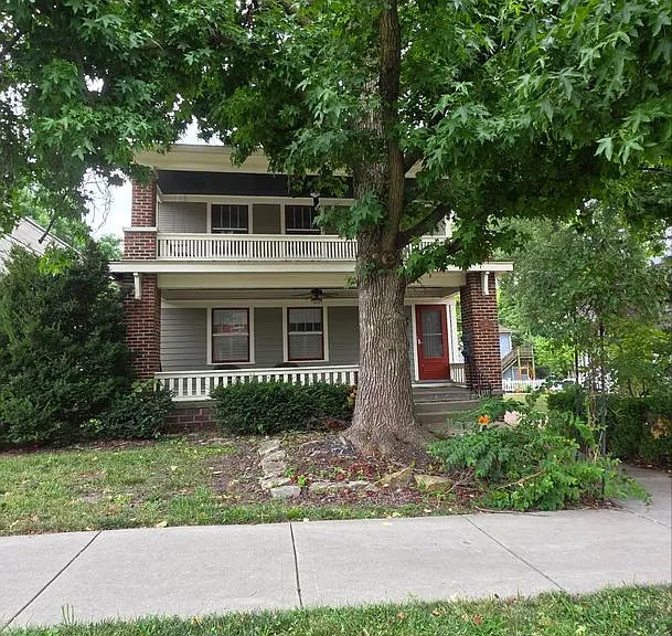 Beautiful 2BR 1BA unit w/ Covered Porch in Downtown Liberty — Photo 4