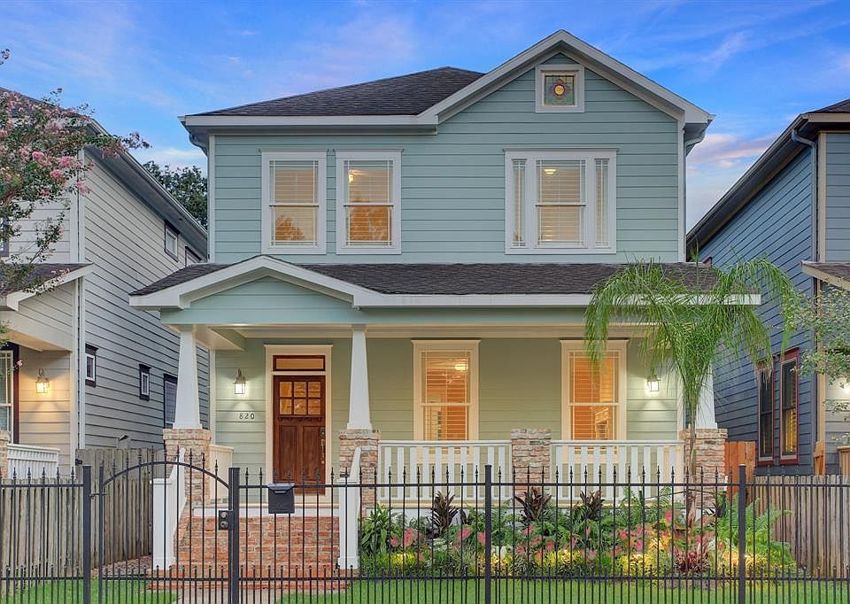 Welcome to 820 E 27th! Located on a 4,000 square foot lot and fully fenced.