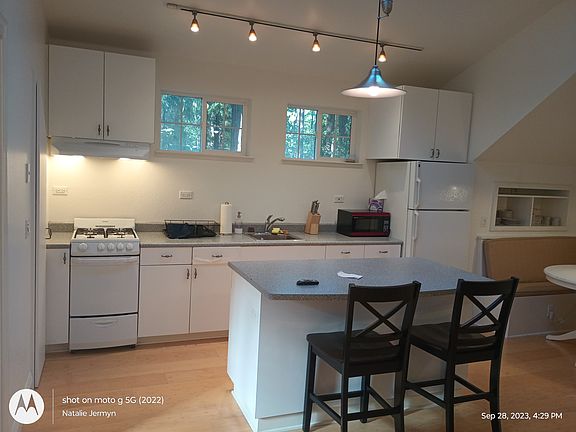 Breakfast bar, Kitchen