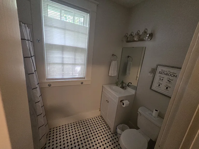 1952 Snowden Ave — Photo 14
