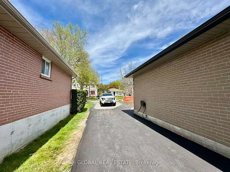 57 Threadneedle Cres — Photo 8