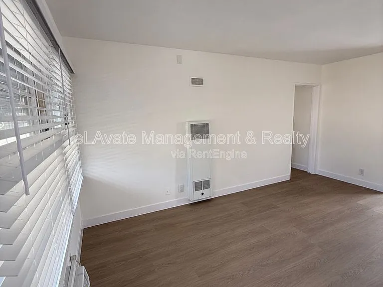 14119 Gilmore St #5 — Photo 9