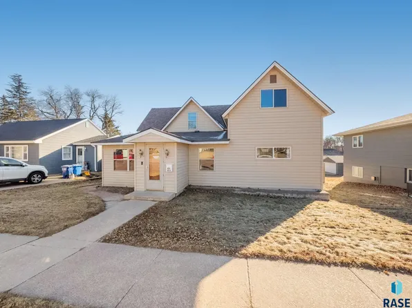 305 E 9th St, Dell Rapids, SD 57022