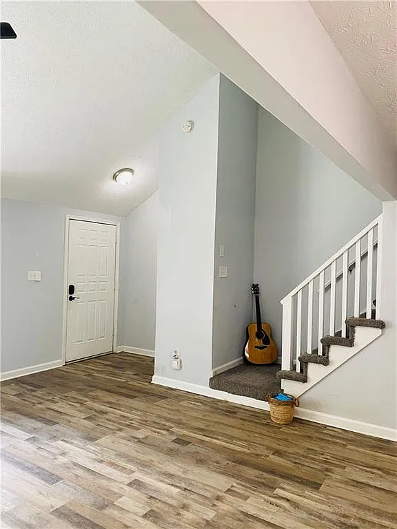 3 bed, 2.5 bath, 1428 sqft, $2,050 — Photo 2