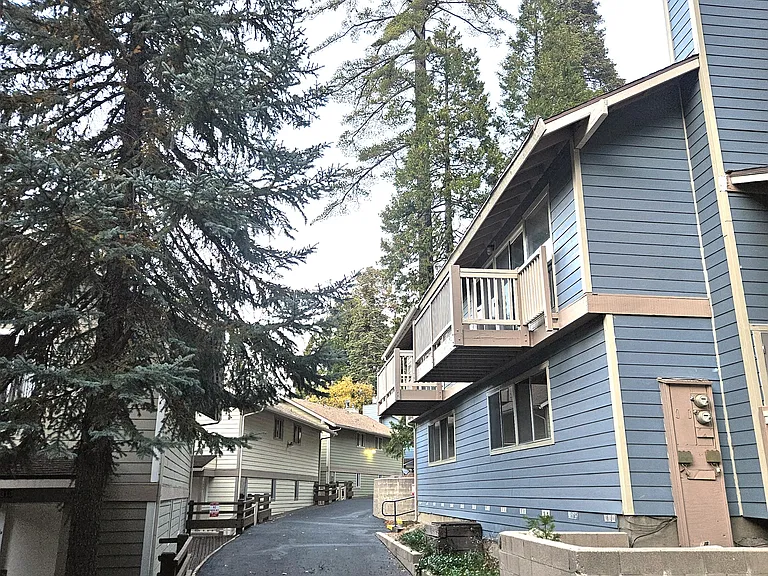 303 Canyon Crest Ln — Photo 2