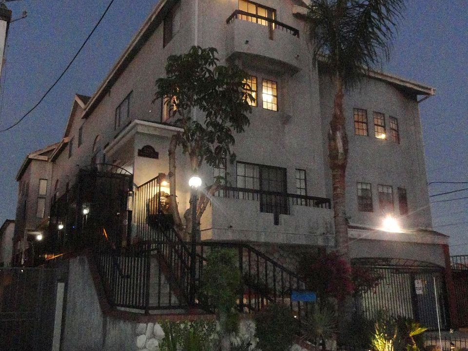 Great curb appeal building in the trendy, vibrant No Ho Arts district !