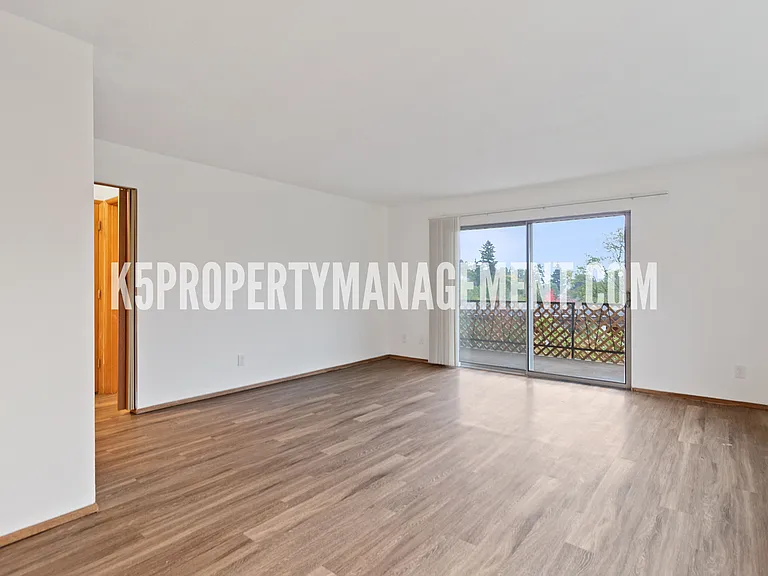 Town and Country Apartments — Photo 9