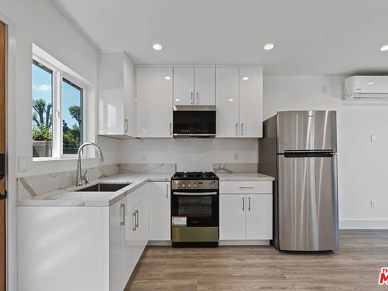 6229 Sylvia Ave — Photo 12