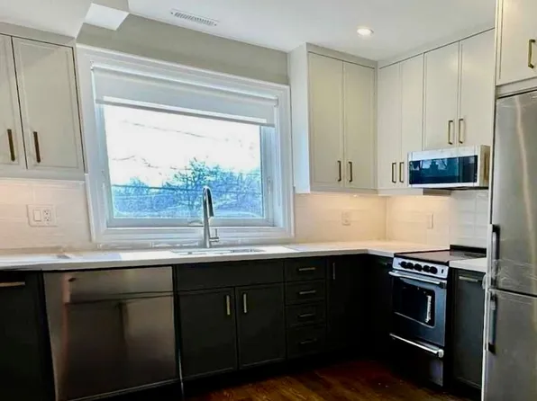 256 Annette St, Toronto, ON M6P 1R1