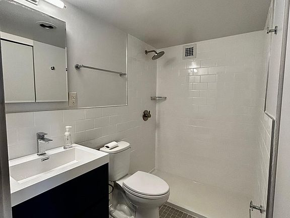 5th image of 224 W Rittenhouse Sq #508
