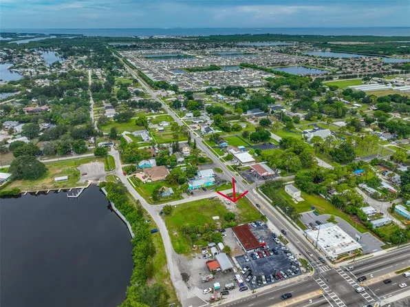 203 1st St NW #90, Ruskin, FL 33570