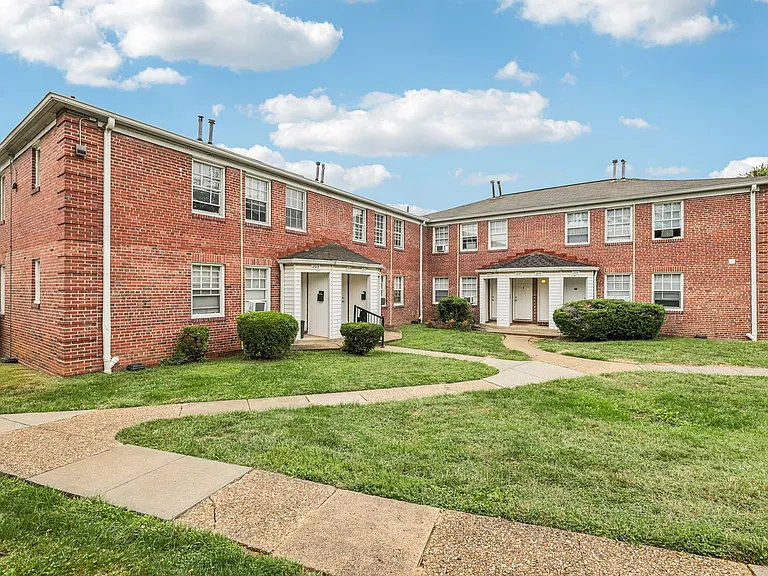 Oaklee Village Apartments — Photo 25