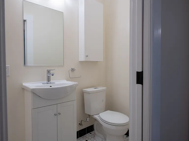 Warrington Apartments — Photo 7