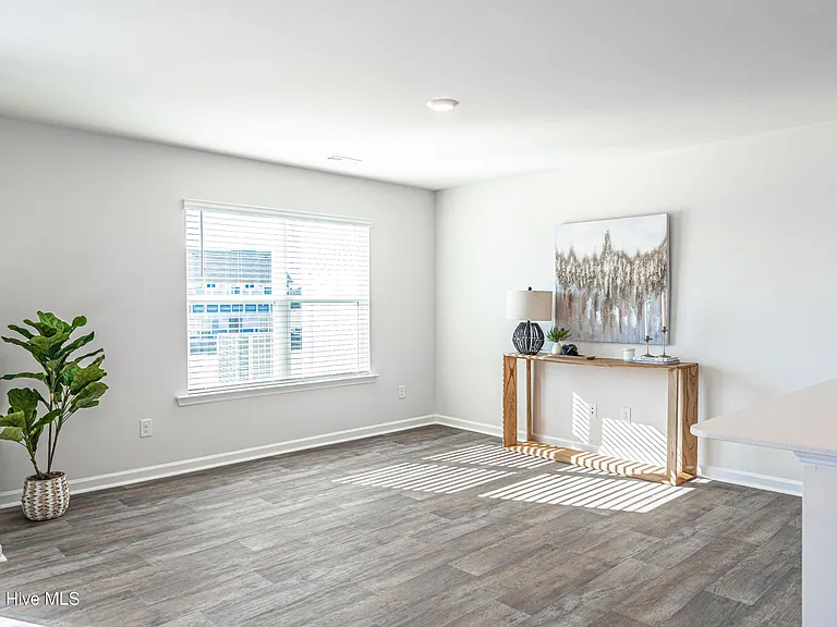 205 Maddox Dr — Photo 4