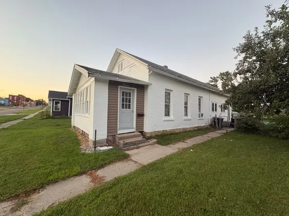 1003 8th Ave, Belle Plaine, IA 52208