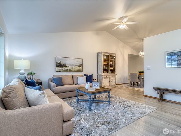 3rd image of 64 Talon Loop