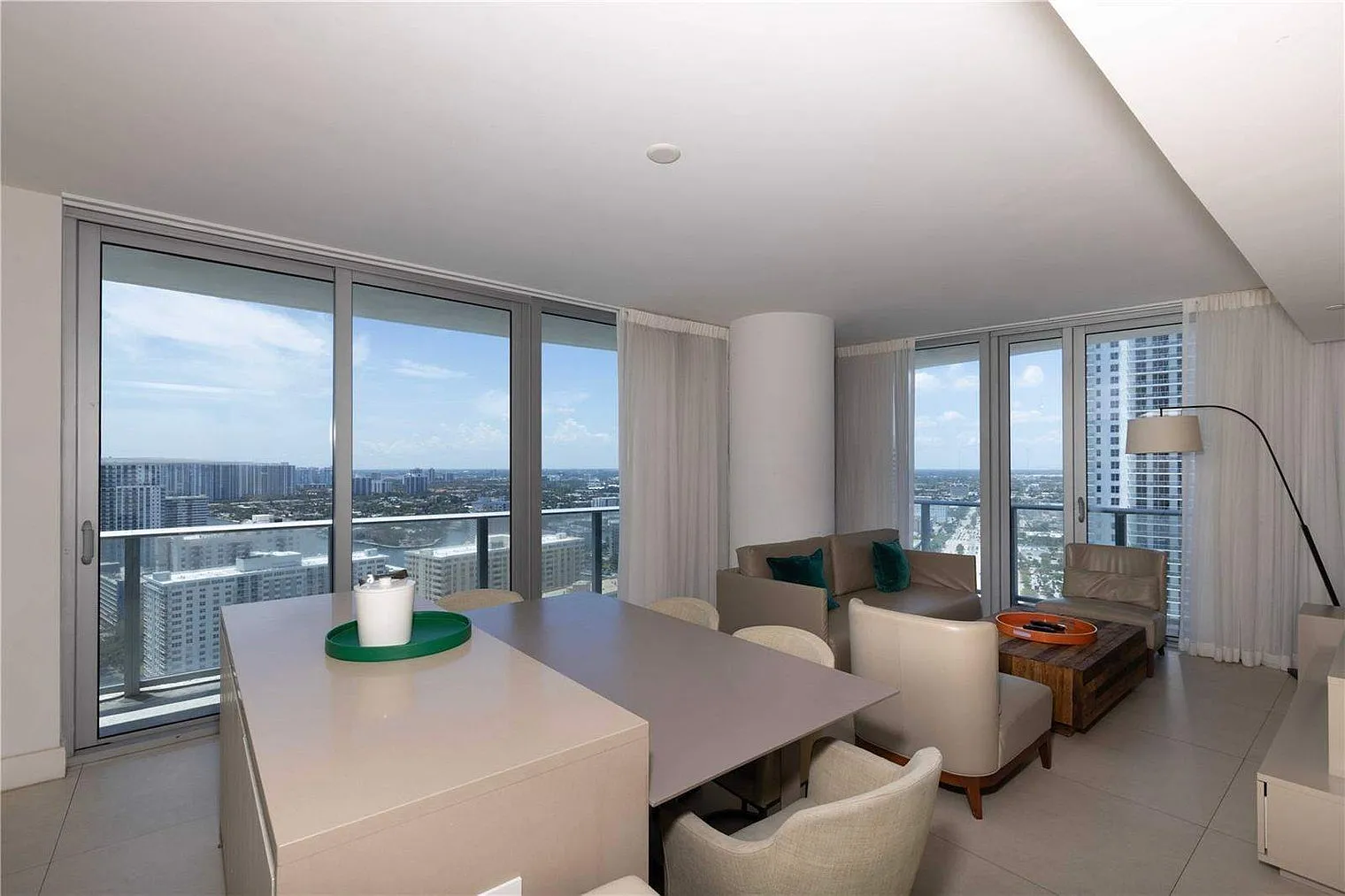 2 bed, 2.0 bath, 1076 sqft, $4,261 — Photo 2