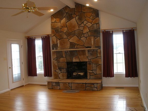 vaulted ceiling,stone fp
