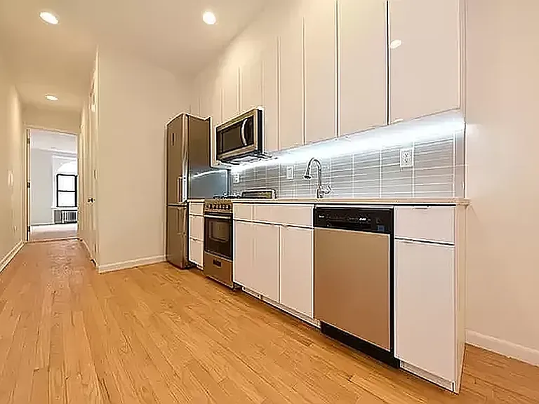 257 W 21st St #1W — Photo 12