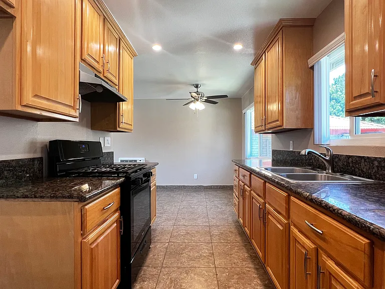 131 S Hamlin St #D — Photo 7