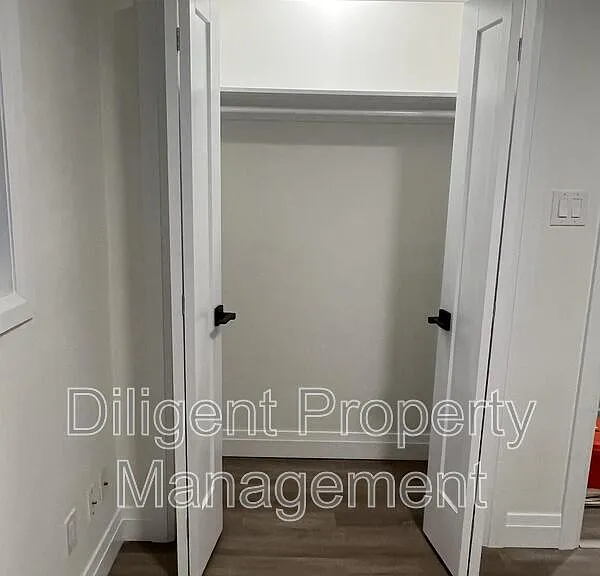 438 Bellevue St #UPPER — Photo 32
