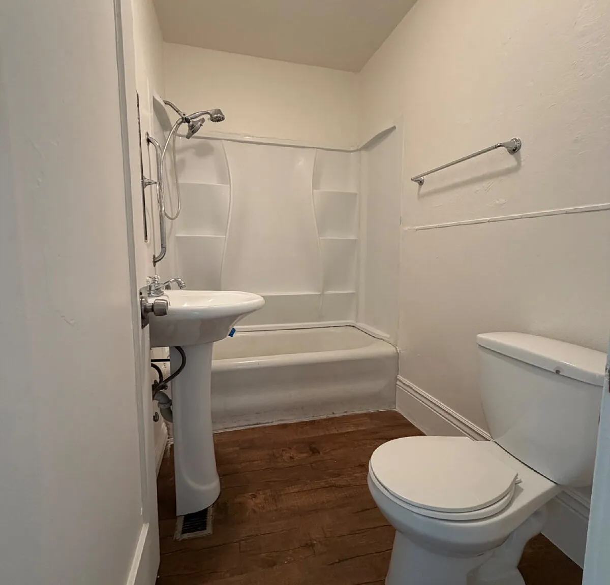 2 bed, 1.0 bath, 800 sqft, $1,300 — Photo 3