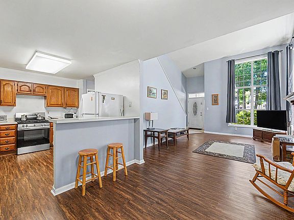 5th image of 504 E Revere Way