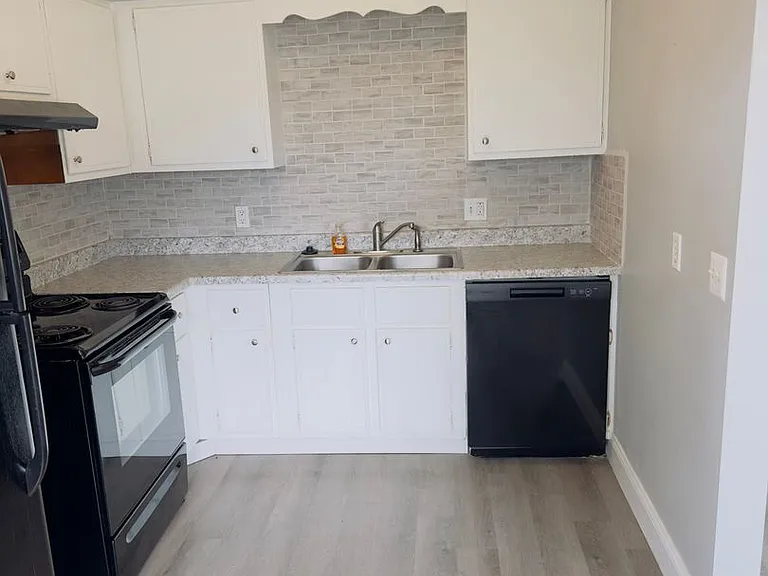 728 W Donahue St — Photo 6