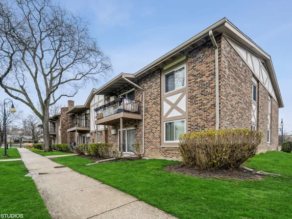 9S070 S Frontage Rd APT 204, Willowbrook, IL 60527