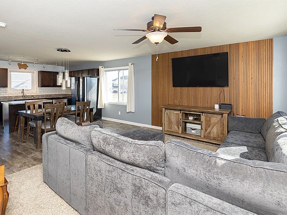 3rd image of 529 Prairie Ridge Dr