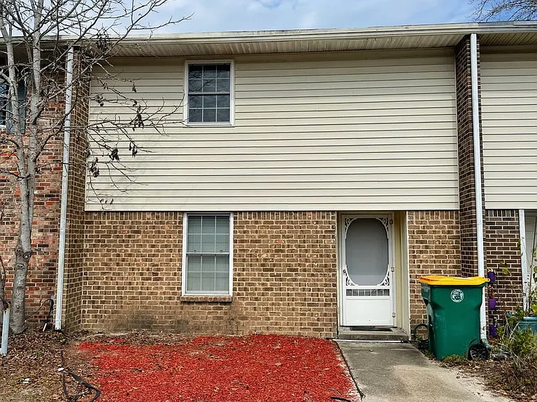 144 Valencia Dr — Photo 1
