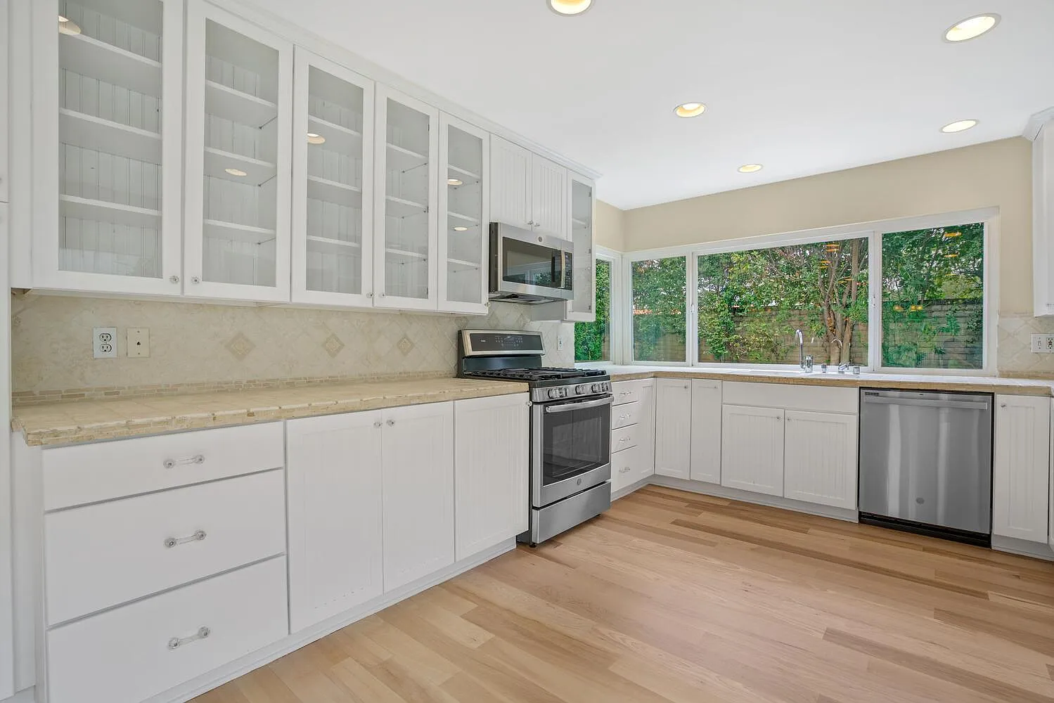 5 bed, 2500 sqft, $6,500 — Photo 4
