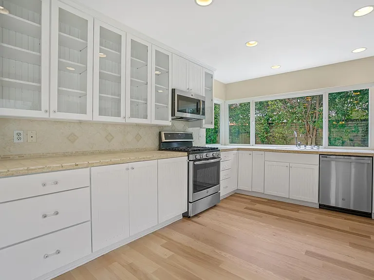 1672 Wellington Pl — Photo 4