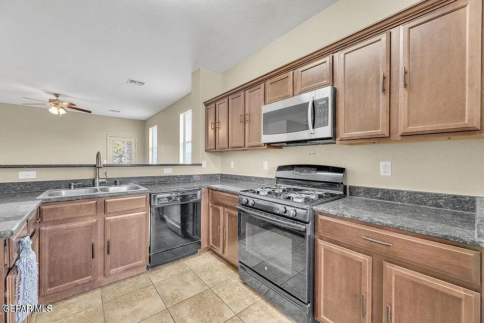 3 bed, 2.0 bath, 1566 sqft, $1,900 — Photo 4