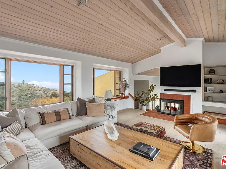 4370 Hillview Dr — Photo 15