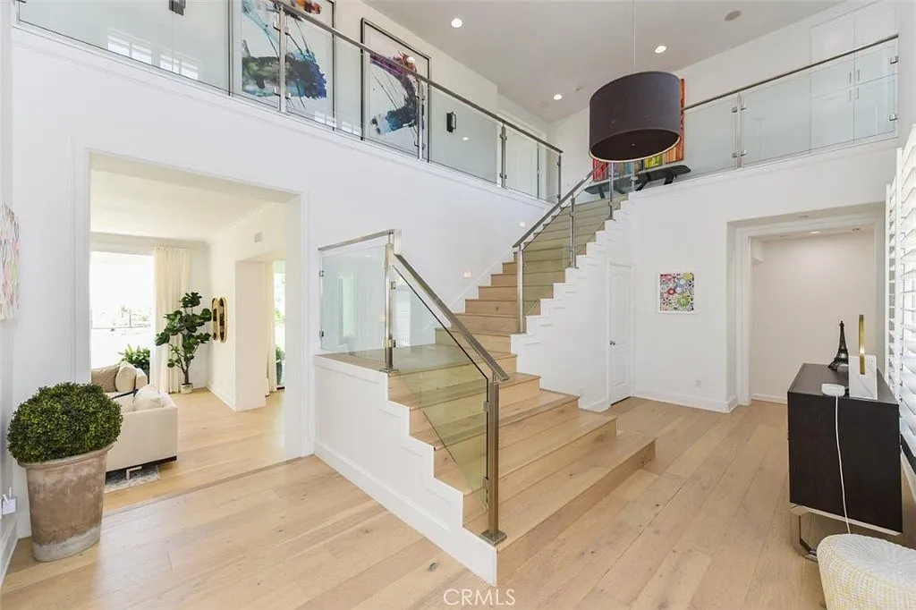 5 bed, 5.5 bath, 4805 sqft, $29,000 — Photo 4