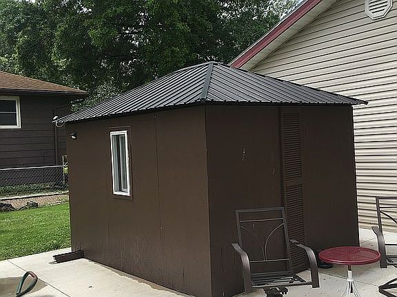 Enclosed hot tub gazebo 