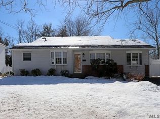 40 Royal Ln, Northport, NY 11768